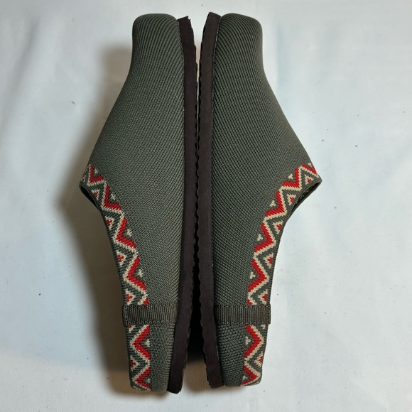 CUSHIONAIRE Sz 8.5 Swiss Knit Clogs Fabric Stretchy Decorated Trim Slip On - Picture 6 of 8